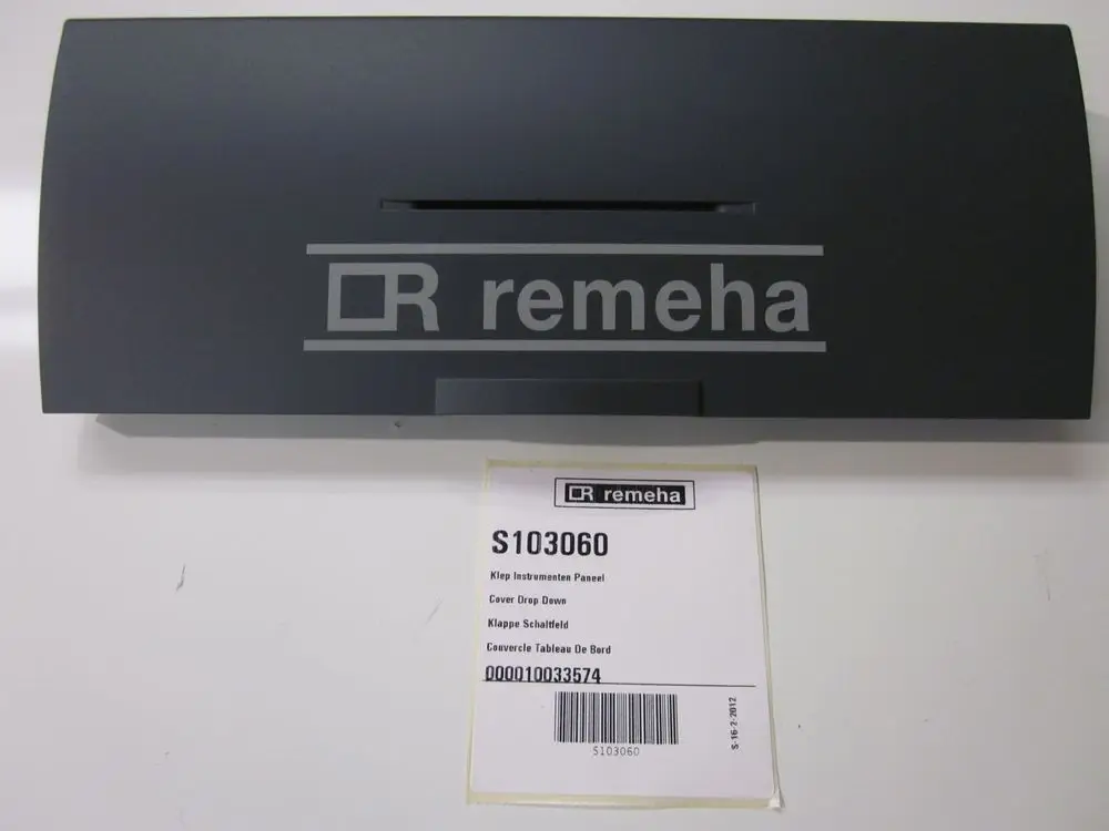 Graue Abdeckung für ein Schaltfeld, mit dem Logo von Remeha, auf einem weißen Hintergrund. Darunter befindet sich ein Etikett mit Artikelnummer und Beschreibung in mehreren Sprachen.